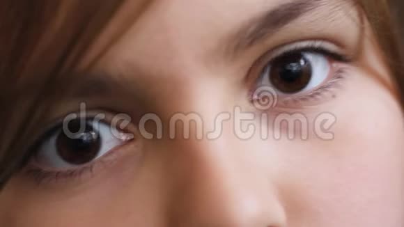 年轻女孩眼睛视频的预览图