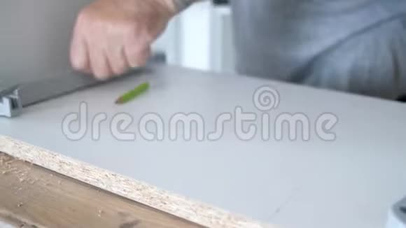 木匠在家里做家具用钻头工作视频的预览图