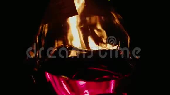 在大火的背景下在度假晚上野餐时一大瓶葡萄酒视频的预览图
