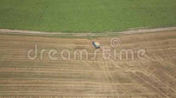 全景从无人驾驶飞机上方的农田与移动卡车装载成熟小麦视频的预览图