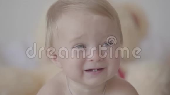 特写肖像幼儿坐在厨房里玩罐子可爱的白人宝宝视频的预览图