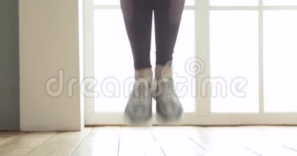 运动型女人的腿在厨房里跳绳做有氧运动训练视频的预览图