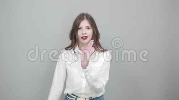 穿着时尚白衬衫做超时手势的迷人年轻女性视频的预览图