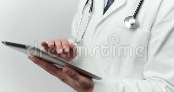 专业男性医生使用数字平板视频的预览图