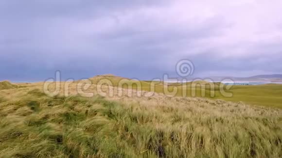 爱尔兰唐加尔郡暴风雨期间的波尔图和纳林高尔夫球场视频的预览图