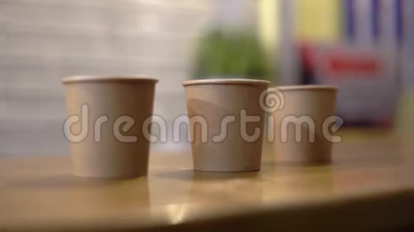 木制桌子上的咖啡纸杯视频的预览图