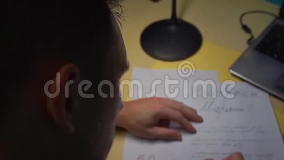 特写镜头他在婚礼前给女朋友写了一封信一封信视频的预览图