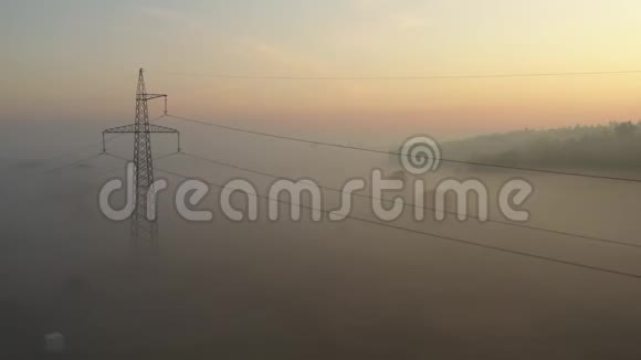 晨雾中的电力线塔架视频的预览图