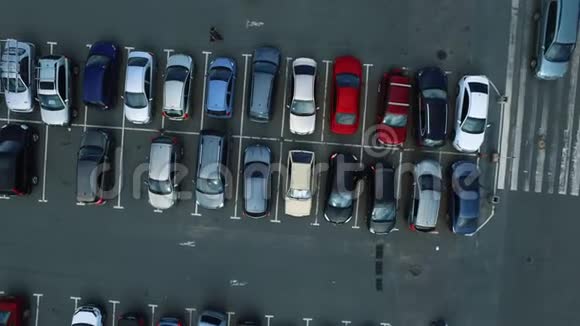 无人机飞过商场附近的停车场直升机拍摄人们在停车场行走视频的预览图
