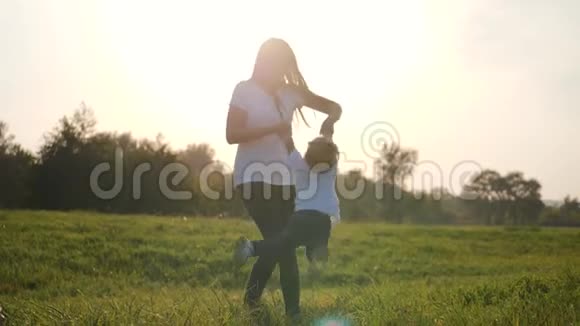 一个快乐的小女孩跑进了她慈爱的母亲的怀抱母亲的幸福友谊信任爱视频的预览图