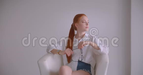 年轻漂亮的白种人红头发的女性用体贴的眼神看着镜头视频的预览图