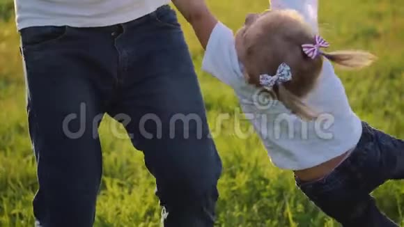 无忧无虑的幸福家庭享受一天的新鲜空气爸爸怀里抱着一个可爱的小女儿视频的预览图