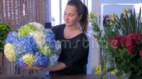 花店里花店里有一束巨大的绣球花视频的预览图