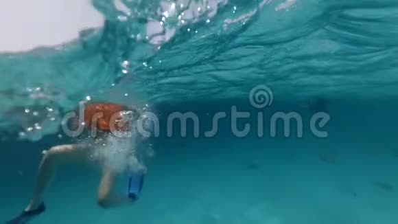 成年女孩在珊瑚礁附近的海洋中漂流视频的预览图