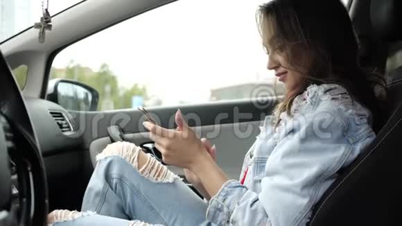 小女孩在车里聊天视频的预览图