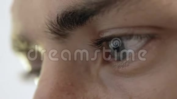 电脑显示器在男人眼中近距离反射视频的预览图