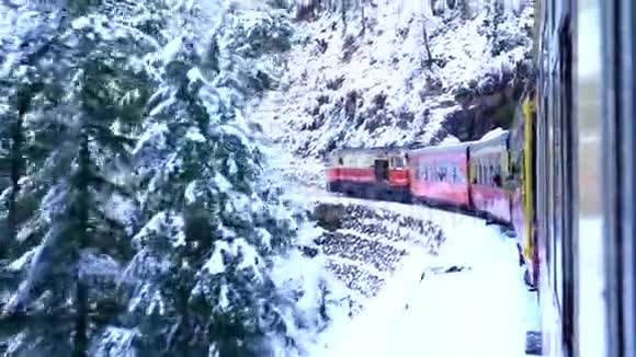印度喜马偕尔邦联合国教科文组织世界遗产地雪后前往希姆拉的历史列车视频的预览图