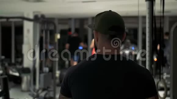 健身男子在健身房散步视频的预览图