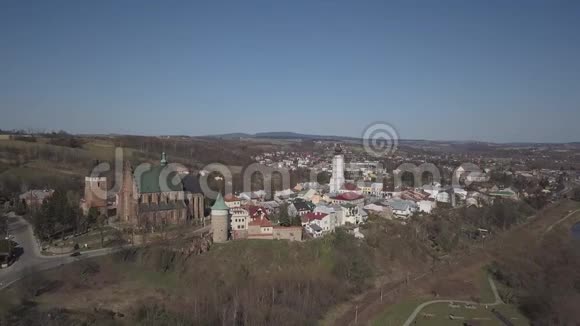 波兰比兹2019年4月4日波兰古城比赫的全景从一只鸟飞行中拍摄的空中照片视频的预览图