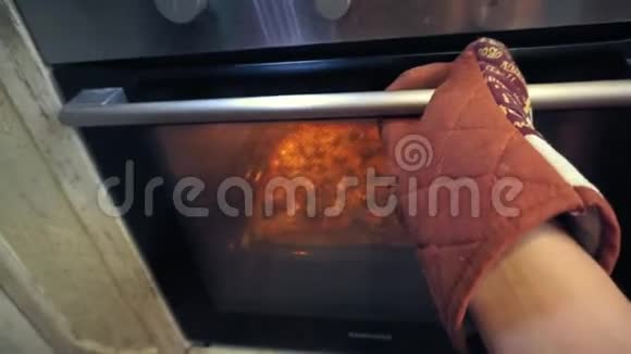 在烤箱里做自制披萨视频的预览图
