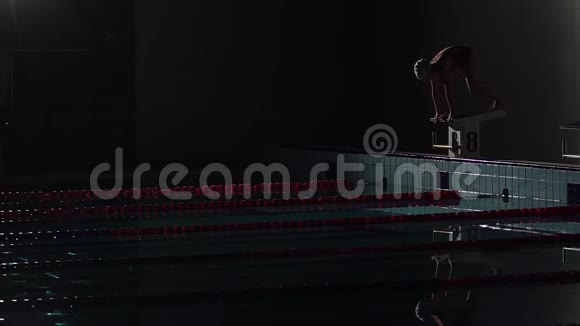 少女游泳者在游泳池里潜水女游泳运动员潜入游泳池游泳夜间射击视频的预览图