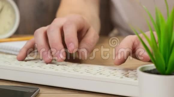 人手打字在白色键盘黑桌子上快关门视频的预览图
