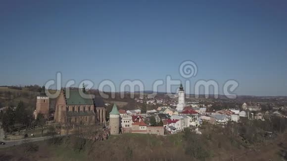 波兰比茨2019年3月9日风景如画的青山上的欧洲中世纪城市历史中心全景视频的预览图