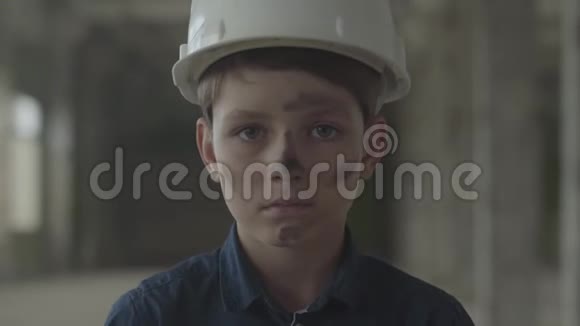 肖像帅哥戴着防护头盔在室内烟雾的背景下看着镜头火灾概念视频的预览图