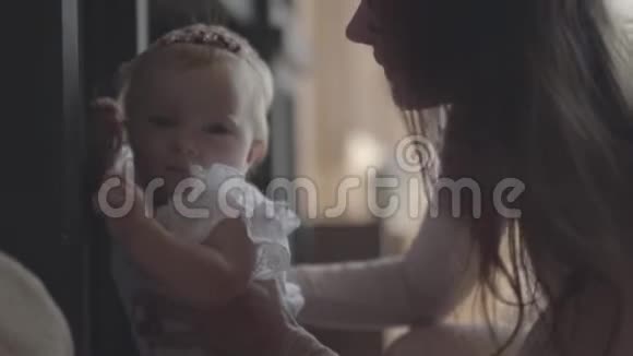 特写肖像可爱的女人在家里和她美丽的微笑的女婴玩耍幸福家庭一个孩子的概念视频的预览图