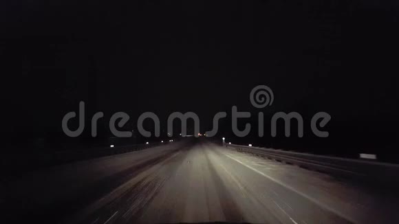 夜间在农村路上下雪时司机接近交通事故司机视角POV向车辆移动视频的预览图