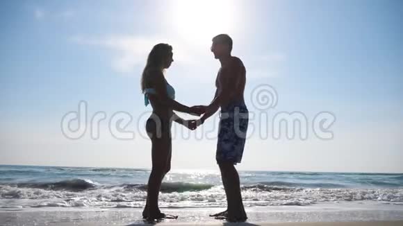 年轻人站在膝盖上向女友求婚放暑假快乐的拥抱和亲吻视频的预览图