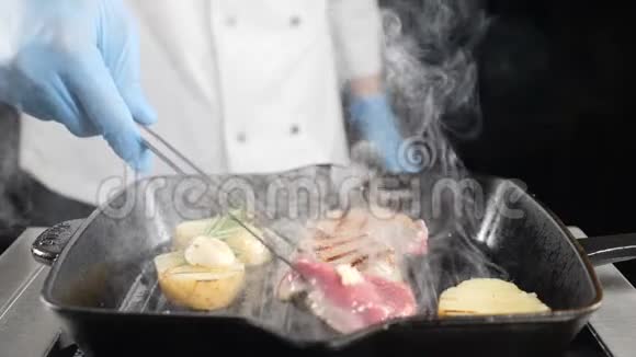 慢动作食物视频厨师在手套中使用汤汁在烧烤或烤架上翻肉餐厅食物烹饪表演节目视频的预览图