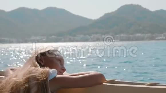 海上航行时坐在船上看水的女汉子视频的预览图