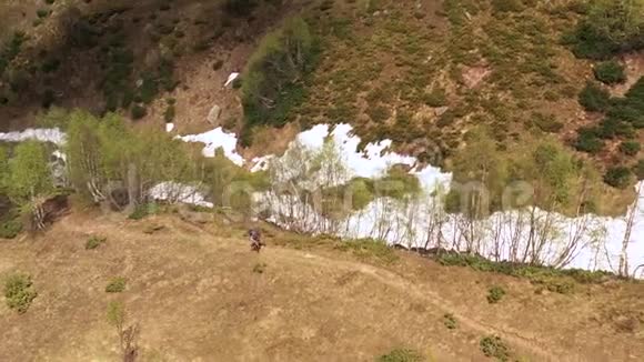 带着巴拿马徒步旅行杆和婴儿徒步旅行的独行游客视频的预览图