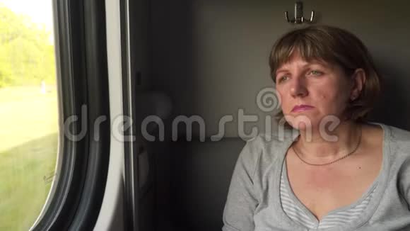 一个女人在坐火车她坐在窗边视频的预览图