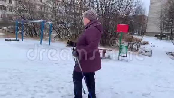 一位老年妇女在冬天从事北欧散步视频的预览图