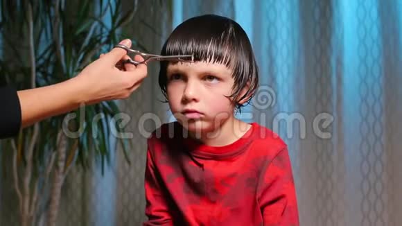 理发师理发的严肃孩子视频的预览图