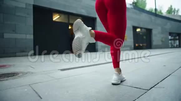 女腿在城市街道上奔跑户外活动的贴身女士腿视频的预览图