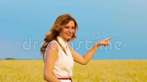 在一个红头发的女人在麦田里缓慢地奔跑视频的预览图