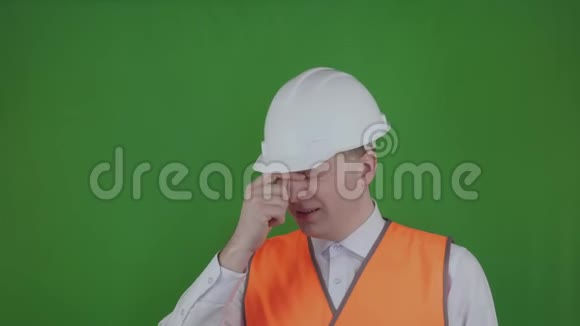 愤怒和紧张的工程师或建筑工人思考建筑工程铬化戴着白色头盔的头儿视频的预览图