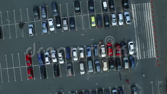 直升机拍摄人们在停车场散步在停车场的录像里视频的预览图