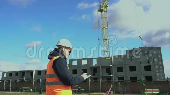 住宅建筑施工工程师将数据写入剪贴板房地产市场建设者检查视频的预览图