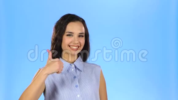 年轻漂亮的女士微笑着竖起大拇指视频的预览图