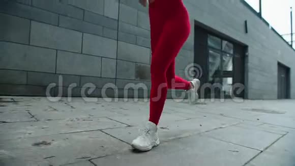女孩的腿在户外缓慢运动把街上跑着的女腿视频的预览图