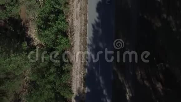 科普特在森林的道路上看汽车空中观景无人机飞越公路视频的预览图