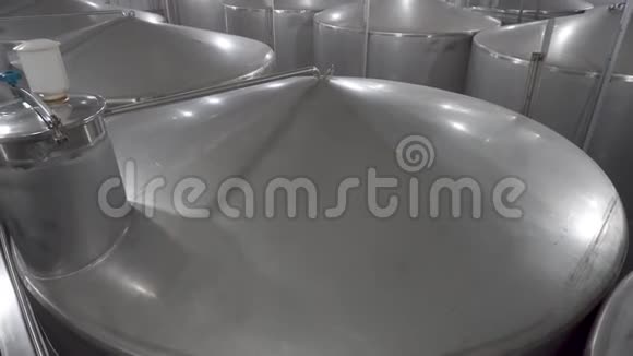 厂房为生产葡萄酒大型容器为葡萄酒酒缸酿酒厂的一排排现代钢桶视频的预览图