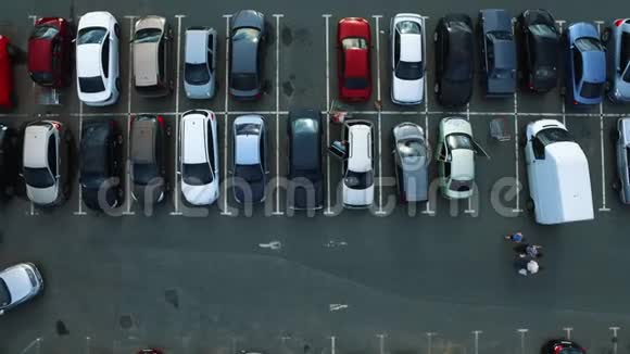 空中观景车在商场停车场移动直升机在商场停车场上空飞行视频的预览图
