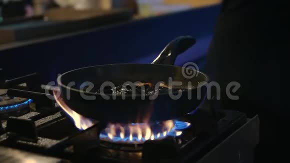 特写男厨手在火中准备食物加烤奶酪的饼干视频的预览图