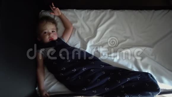 可爱的婴儿睡在小床上视频的预览图