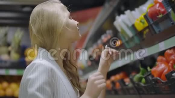 女人在超市买黄椒女性选择和选择有机蔬菜在杂货店零废物视频的预览图
